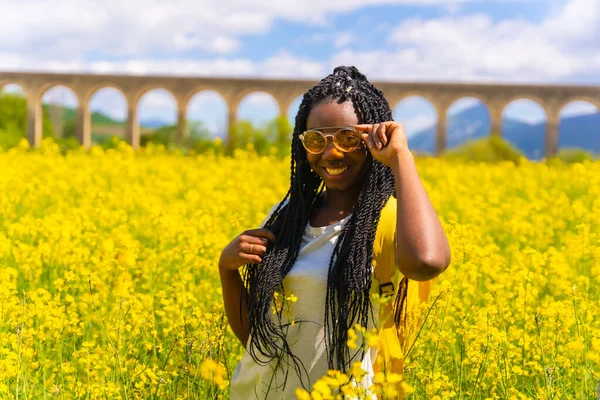 Portrait Girl Black Ethnicity Braids Sunglasses Traveler Field Yellow Flowers — Photo