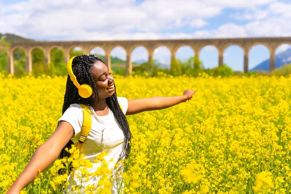 Listening Music Yellow Headphones Closed Eyes Black Ethnic Girl Braids — Photo