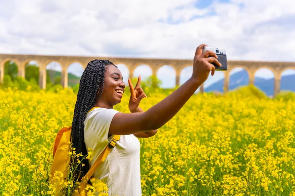 Selfie Naturen Med Vintage Kamera Flicka Svart Etnicitet Med Flätor — Stockfoto