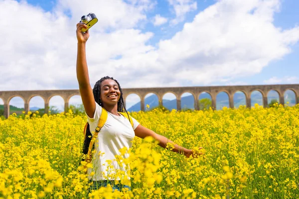 Szabadság Érzése Kamerával Fekete Etnikai Lány Copfokkal Utazó Sárga Virágok — Stock Fotó