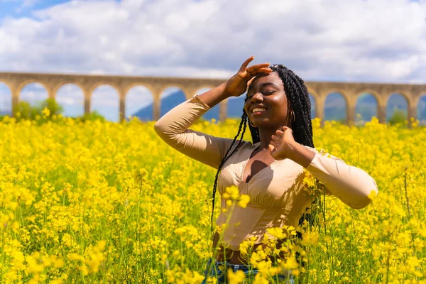 Lifestyle Portrait Black Ethnic Girl Braids Field Yellow Flowers — Photo