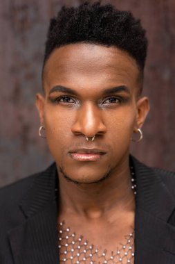 Metalik bir arka planda paslı siyah bir etnik adamın portresi