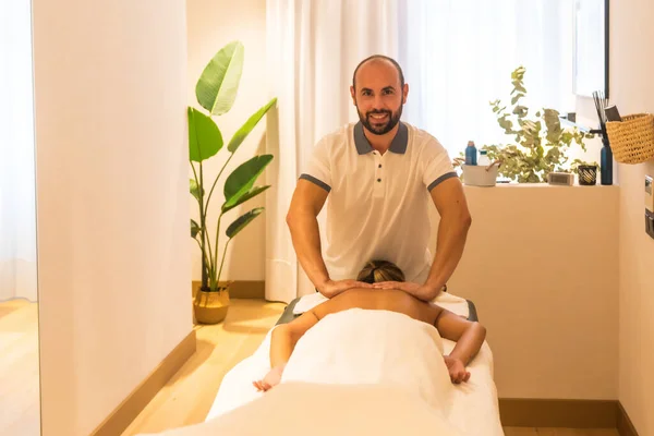 Männlicher Masseur Führt Einer Kundin Eine Nackenmassage Auf Einer Trage — Stockfoto