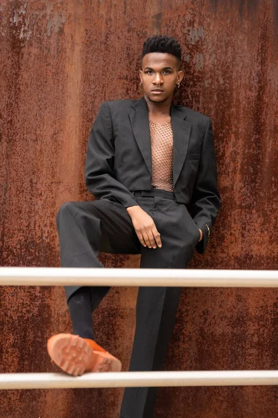 Siyah Etnik Kökenli Bir Erkek Model Kahverengi Metalik Arka Planda — Stok fotoğraf