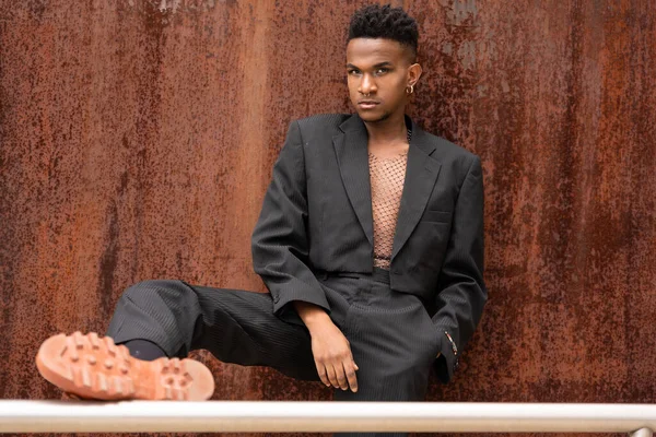 Ein Männliches Modell Schwarzer Ethnizität Posiert Modischer Pose Auf Braunem — Stockfoto