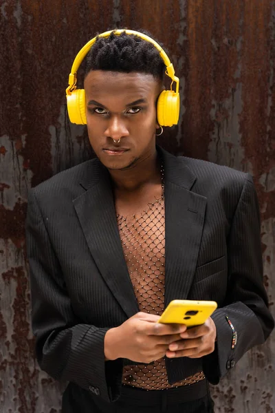 Man Black Ethnicity Listening Music Wireless Yellow Headphones Listening Music — kuvapankkivalokuva