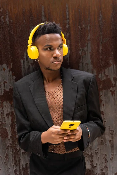 Man Black Ethnicity Listening Music Wireless Yellow Headphones Listening Music — kuvapankkivalokuva