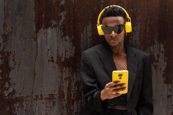 Black Ethnic Man Listening Music Wireless Yellow Headphones Wearing Heart — Stock fotografie
