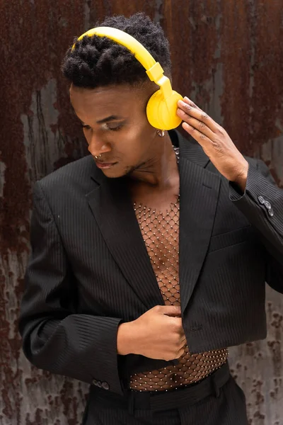 Man Black Ethnicity Listening Music Wireless Yellow Headphones Listening Music — Stock fotografie