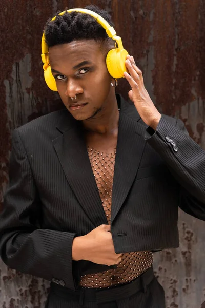 Man Black Ethnicity Listening Music Wireless Yellow Headphones Listening Music — Stock fotografie