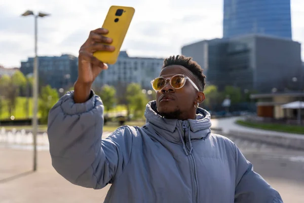 Černý Etnický Muž Telefonem Modrou Bundou Městě Bere Selfie — Stock fotografie