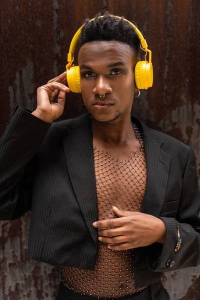 Portrait Black Ethnic Man Listening Music Wireless Yellow Headphones Listening — Stock fotografie