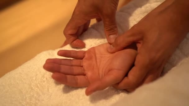 Mężczyzna Masażysta Wykonując Masaż Ramion Ramion Stół Masażu Dla Kobieta — Wideo stockowe