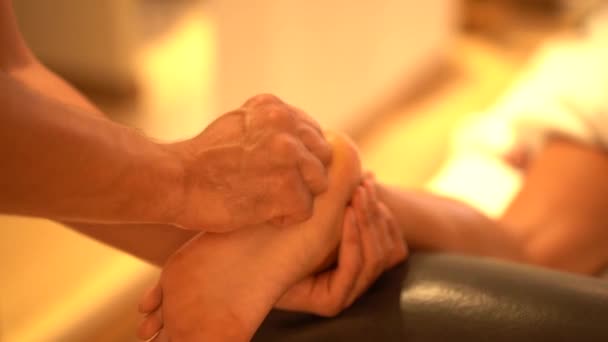 Männlicher Masseur Führt Einer Kundin Eine Fußmassage Auf Dem Tisch — Stockvideo
