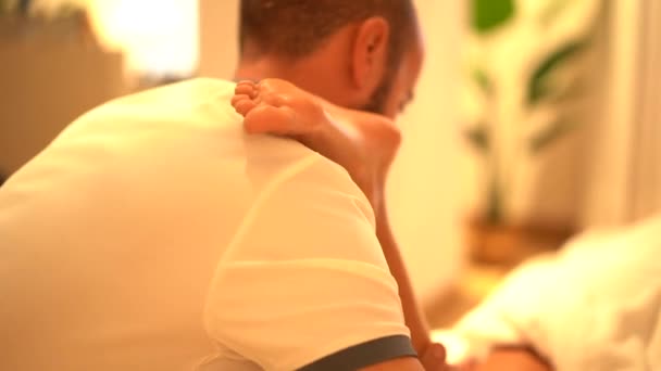 Männlicher Masseur Führt Einer Kundin Eine Beinmassage Auf Dem Tisch — Stockvideo