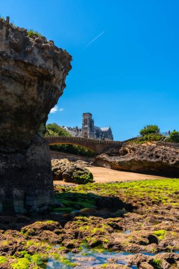 Biarritz sahilinin Basta Kayası 'nın altındaki sahilde gelgit var, Lapurdi. Fransa