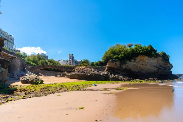 比亚里茨海滩美丽的岩石边拉普尔迪法国 — 图库照片