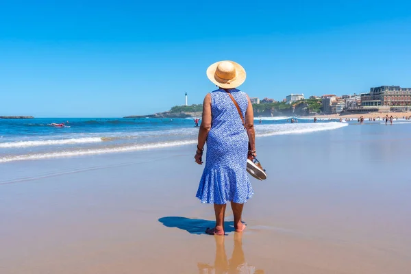 Äldre Kvinna Går Stranden Biarritz Lapurdi Frankrike Sydvästra Semesterorten — Stockfoto