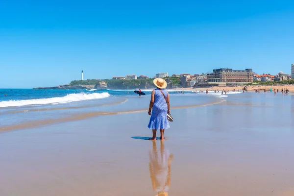 Äldre Kvinna Med Hatt Stranden Biarritz Lapurdi Frankrike Sydvästra Semesterorten — Stockfoto