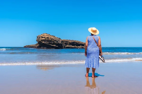 Äldre Kvinna Semester Tittar Havet Stranden Biarritz Lapurdi Frankrike Sydvästra — Stockfoto