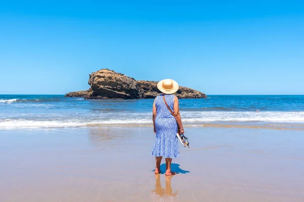 Een Oudere Vrouw Vakantie Zoek Naar Zee Het Strand Biarritz — Stockfoto