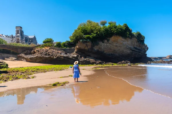 Uma Mulher Idosa Desfrutando Férias Praia Biarritz Lapurdi França South — Fotografia de Stock