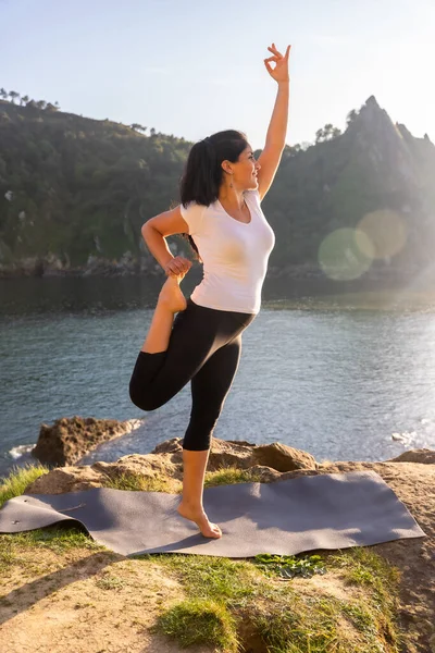 Kvinna Som Utövar Yoga Naturen Vid Havet Dandayamana Dhanurasana — Stockfoto