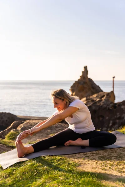 Blond Kvinna Gör Yogaövningar Naturen Vid Havet Sträcker Sig Intill — Stockfoto