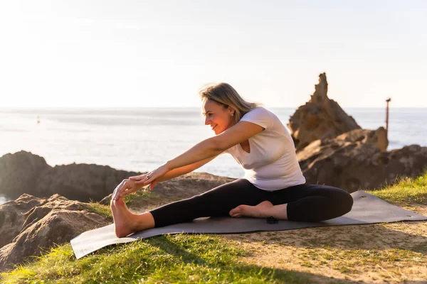 Blond Kvinna Gör Yogaövningar Naturen Vid Havet Sträcker Sig Intill — Stockfoto