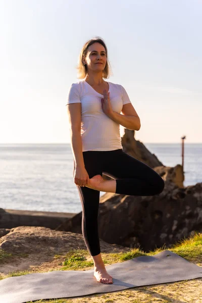 Blond Kvinna Som Gör Yogaövningar Naturen Vid Havet Sträcker Sig — Stockfoto