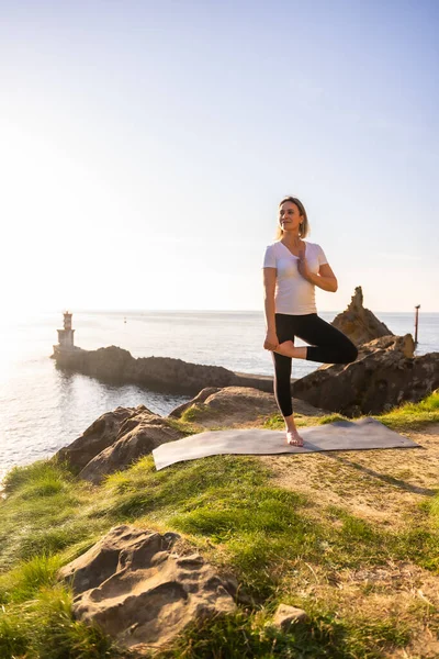 Blond Kvinna Som Gör Yogaövningar Naturen Vid Havet Sträcker Sig — Stockfoto