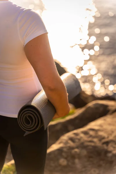 Händerna Kvinna Med Yogamattan Naturen Vid Havet Vid Solnedgången Hälsosamt — Stockfoto