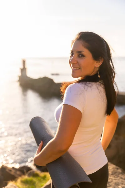 Kvinna Med Yogamattan Naturen Vid Havet Vid Solnedgången Hälsosamt Och — Stockfoto