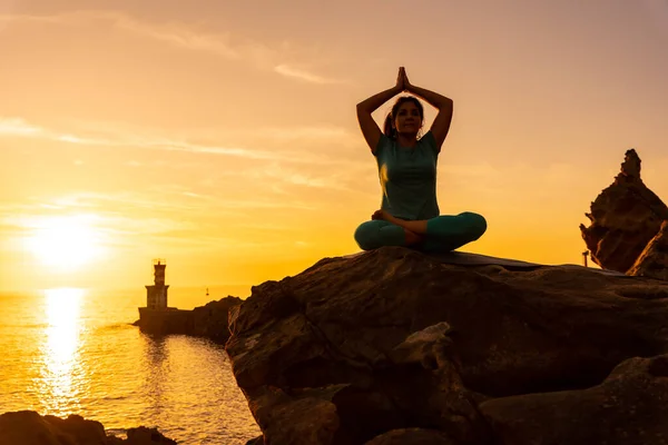 Женщина Занимающаяся Медитацией Йогой Закате Рядом Маяком Море Здоровой Нудистской — стоковое фото