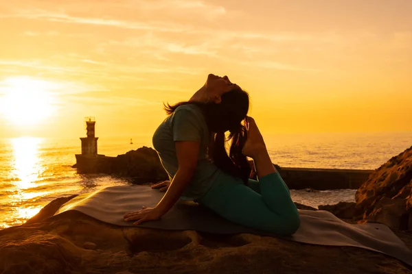 Bhujangasana Una Mujer Haciendo Ejercicios Meditación Yoga Atardecer Junto Faro —  Fotos de Stock