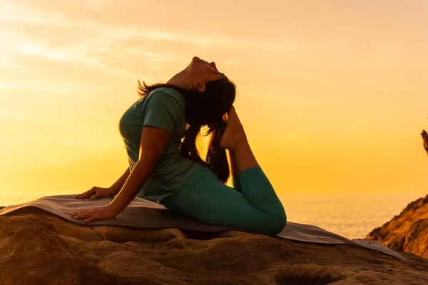 Бхуджангасана Женщина Занимающаяся Медитацией Йогой Закате Рядом Маяком Море Здоровой — стоковое фото