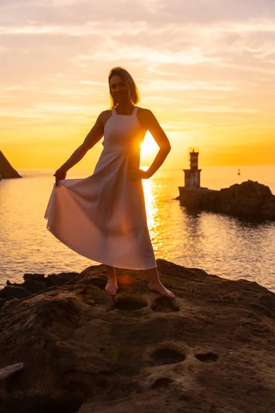 Portret Van Een Blonde Vrouw Een Witte Jurk Bij Zonsondergang — Stockfoto