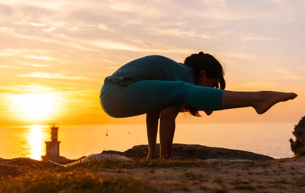 Растяжка Упражнения Женщина Делает Медитацию Йога Упражнения Скале Закате Рядом — стоковое фото