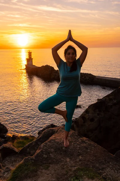 Vrksasana Kvinna Som Mediterar Och Yogar Klippa Vid Solnedgången Bredvid — Stockfoto