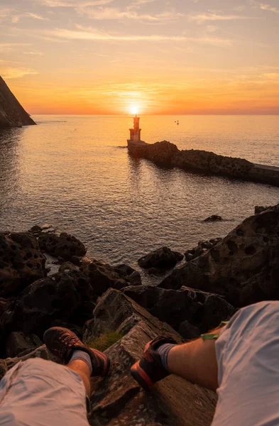 Sitter Och Tittar Den Orange Solnedgången Vid Faro Bahia Pasaia — Stockfoto