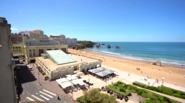 Biarritz sahilinin havadan görünüşü, güneybatı tatil köyü, Lapurdi. France, video 4k