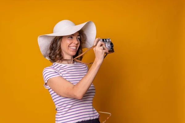 Menina Caucasiana Conceito Turístico Fundo Amarelo Com Chapéu Câmera — Fotografia de Stock