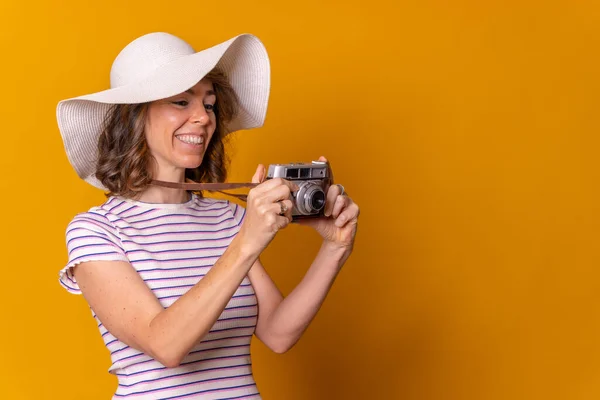 Menina Caucasiana Conceito Turístico Com Chapéu Câmera Fotos Desfrutando Férias — Fotografia de Stock