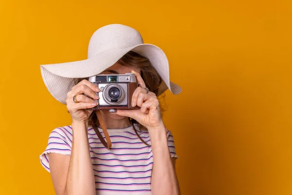 Chica Caucásica Concepto Turístico Con Sombrero Tomando Una Foto Disfrutando — Foto de Stock