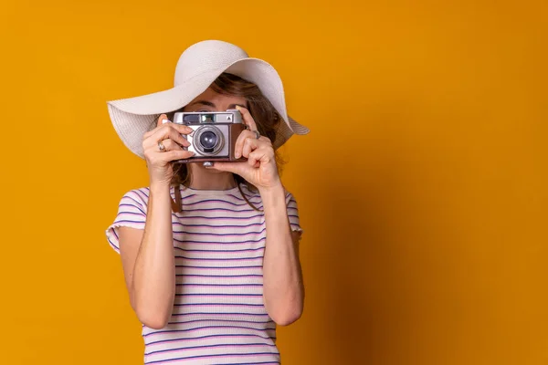 Chica Caucásica Concepto Turístico Con Sombrero Tomando Una Foto Disfrutando — Foto de Stock