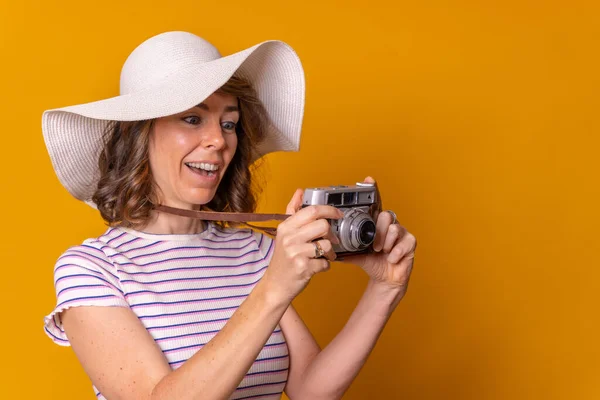 Menina Caucasiana Conceito Turístico Com Chapéu Câmera Fotos Desfrutando Férias — Fotografia de Stock