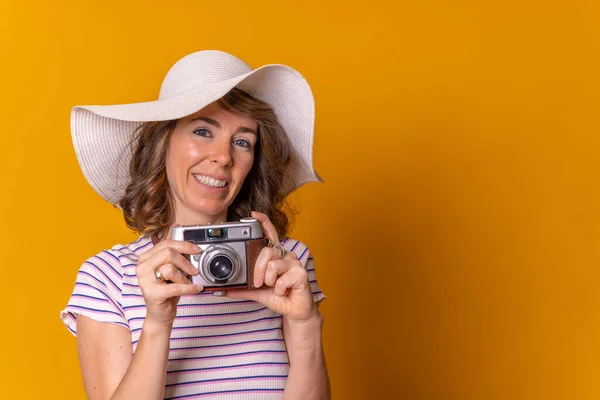 Menina Caucasiana Conceito Turístico Com Uma Câmera Fotos Mão Desfrutando — Fotografia de Stock