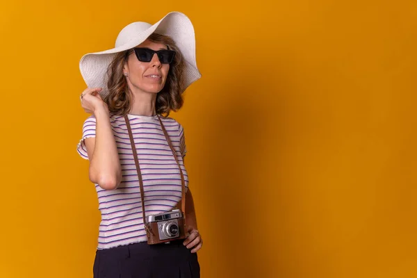 Menina Caucasiana Conceito Turístico Com Chapéu Óculos Sol Desfrutando Férias — Fotografia de Stock