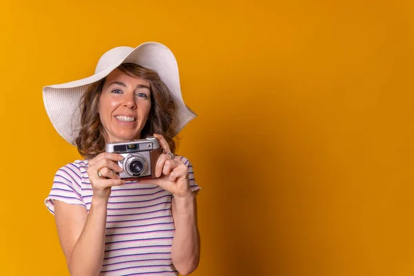 Menina Caucasiana Conceito Turístico Com Uma Câmera Fotos Mão Desfrutando — Fotografia de Stock