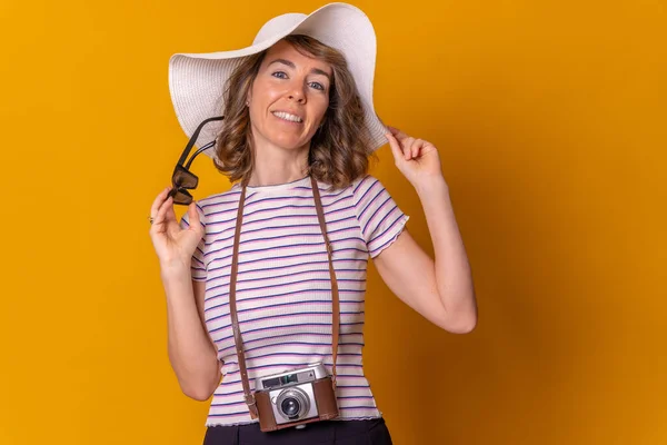 Retrato Uma Menina Caucasiana Conceito Turístico Sorrindo Com Chapéu Óculos — Fotografia de Stock